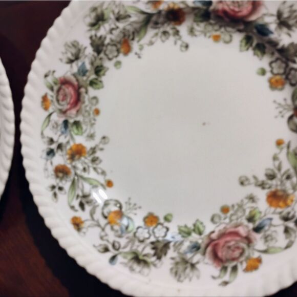 White and Red Floral Plate  Set - Picture 6 of 7